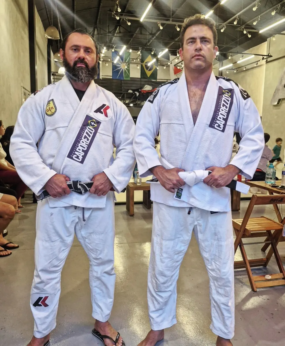 Anderson Khuririm e Cristiano Caporezzo, de kimono, lado a lado na academia